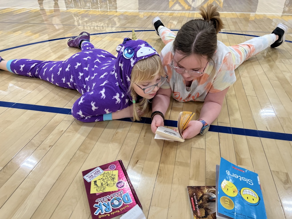 Friends reading together! 